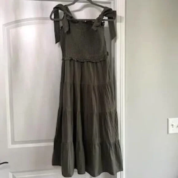 Tiered Smocked Aura Sage Green Midi Women’s Size Small - Picture 1 of 8